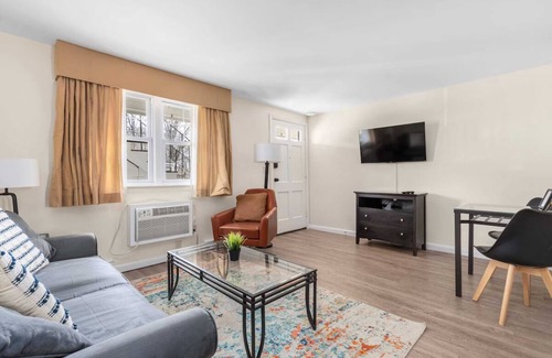 Beverly Hotel | Spacious Good-Value Accommodation | w/Full Kitchen & Minutes to Peabody Museum