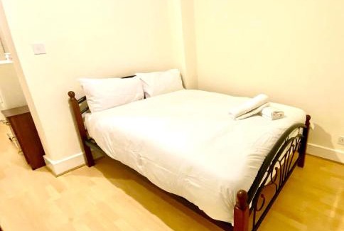 Ealing Apartment | Spacious Ground Floor Two Bedroom house on in Ealing London