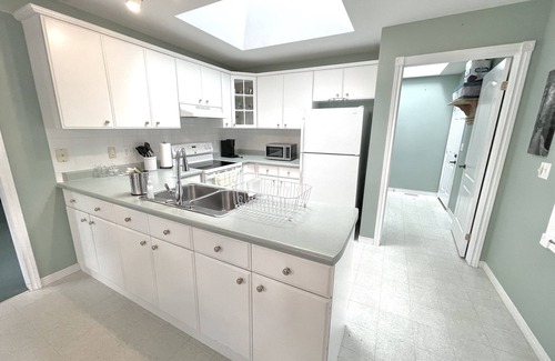 Guelph House | Spacious Guelph Retreat. Sleeps 9. Park 4 cars!