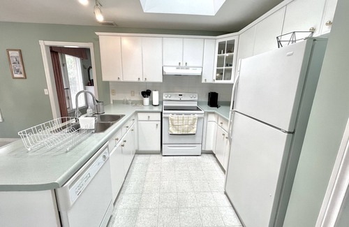 Guelph House | Spacious Guelph Retreat. Sleeps 9. Park 4 cars!