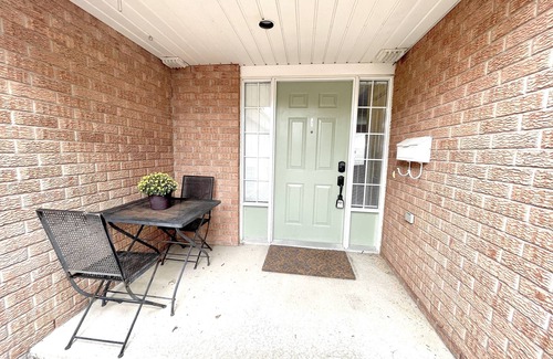 Guelph House | Spacious Guelph Retreat. Sleeps 9. Park 4 cars!