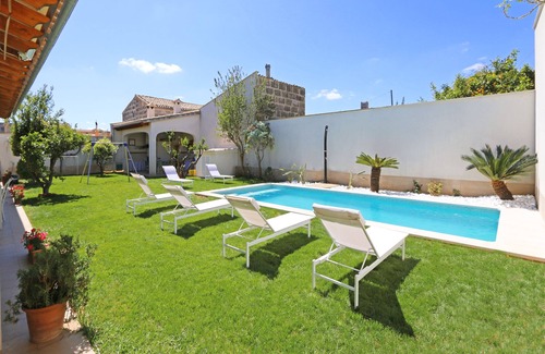 Ariany House | Spacious, high quality, terrace, pool, garden, family-friendly, central, WiFi
