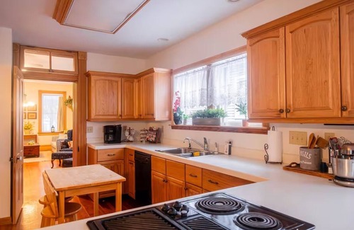 St. Charles Historic District House | Spacious Historic Townhouse - Character for All