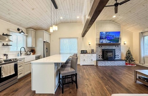 East Haven  Rutland County House | Spacious Holiday Getaway – Near Slopes & Downtown