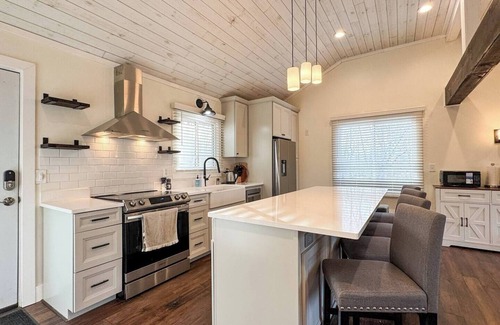 East Haven  Rutland County House | Spacious Holiday Getaway – Near Slopes & Downtown