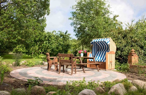 Mallentin House | Spacious holiday home with a large garden and swimming pond