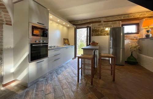 Amandola House | Spacious Holiday Home with Swimming Pool
