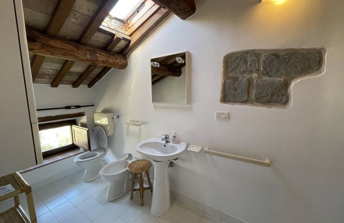Amandola House | Spacious Holiday Home with Swimming Pool