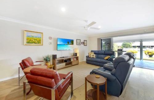 Banksia Beach House | Spacious Holiday Unit on Canal at Banksia Beach