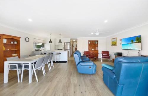 Banksia Beach House | Spacious Holiday Unit on Canal at Banksia Beach