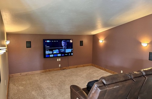 Pinedale Apartment | Spacious Home 2 king beds bedrooms 2 bathrooms nHome entertainment pool table.