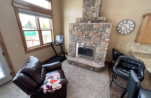 Pinedale Apartment | Spacious Home 2 king beds bedrooms 2 bathrooms nHome entertainment pool table.