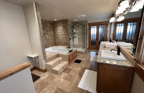 Pinedale Apartment | Spacious Home 2 king beds bedrooms 2 bathrooms nHome entertainment pool table.