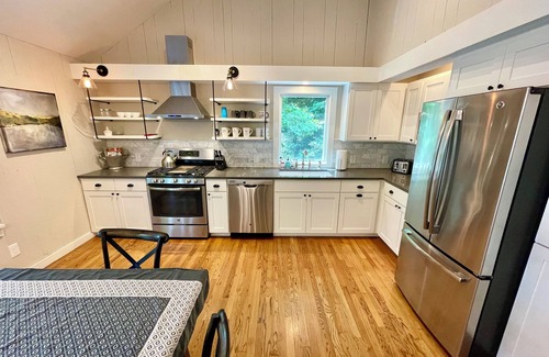 Warren House | Spacious home <3 min from Lincoln Peak! Fits the whole extended family