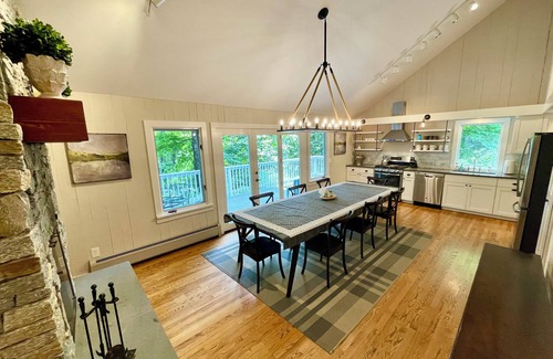 Warren House | Spacious home <3 min from Lincoln Peak! Fits the whole extended family