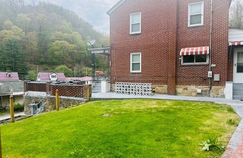 Kyle House | Spacious Home Ample Parkingn1/2 Mile from the Hatfield and McCoy Trails!