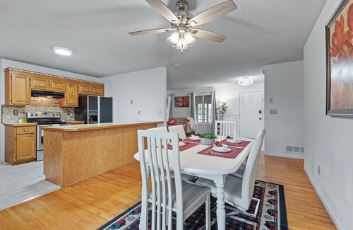 Little Canada House | Spacious Home- Centrally located near St. Paul