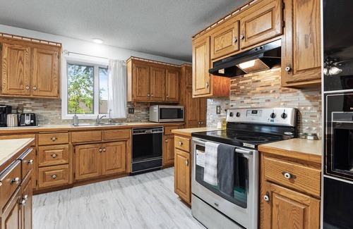 Little Canada House | Spacious Home- Centrally located near St. Paul