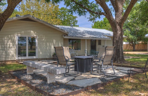 Stonewall House | Spacious Home - Fire Pit, BBQ and Outdoor Seating!