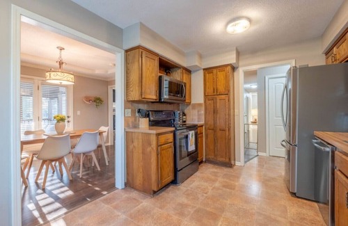 Olathe House | Spacious Home For Larger Groups/Teams