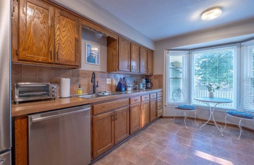 Olathe House | Spacious Home For Larger Groups/Teams