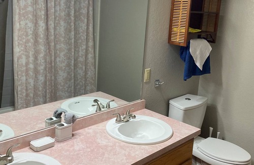 Edmond House | Spacious Home & Hot Tub Family Friendly Play and Relax, New Remodeled