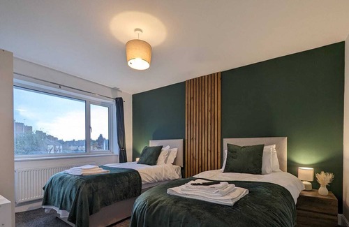 Cheshunt House | Spacious home in Hertfordshire, perfect for contractors. Long stay discounts!