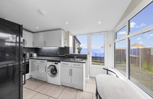 Rochester House | Spacious Home in the heart of Medway | Sleeps 6