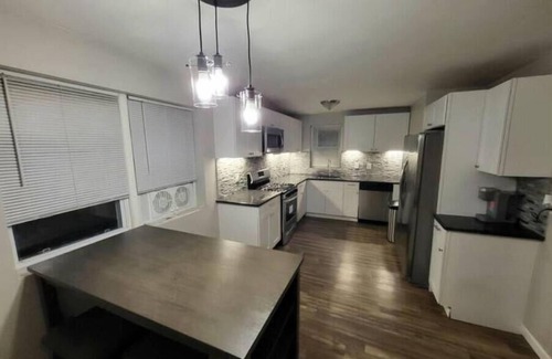 East Shore House | Spacious Home In the Cove