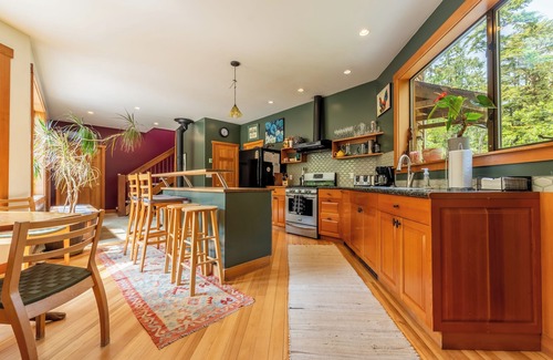 Tofino House | Spacious home in Tofino's best surf and sand neighbourhood