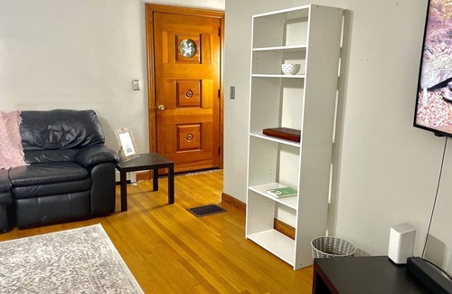 Seymour House | Spacious Home Including All Essentials & Free Parking. Cozy.