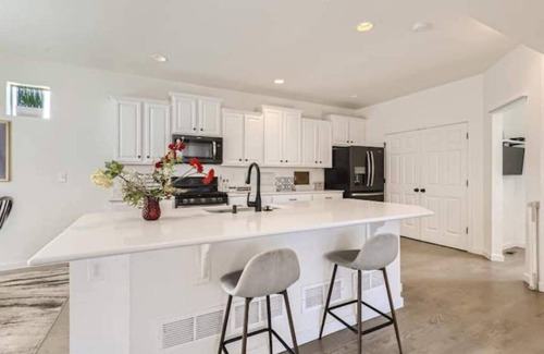 Gateway House | Spacious Home Near Airport/View/Comfy Beds