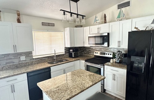 Holiday House | “Spacious Home Near Beaches & Tarpon Springs – Perfect for Families & Pets!”