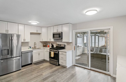 Libertyville House | Spacious home near DT Libertyville w/Rec Room!