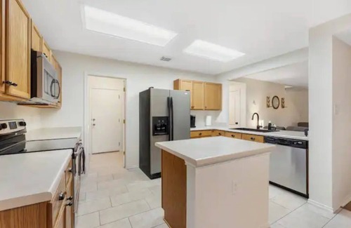 San Antonio House | Spacious home near theme parks & Lackland AFB BMT!