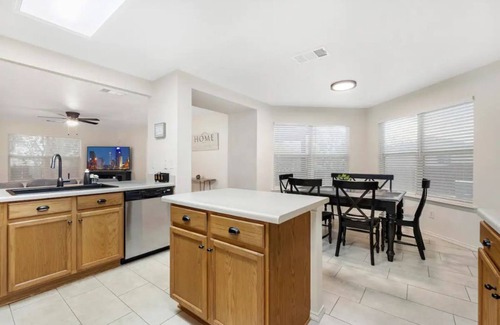 San Antonio House | Spacious home near theme parks & Lackland AFB BMT!