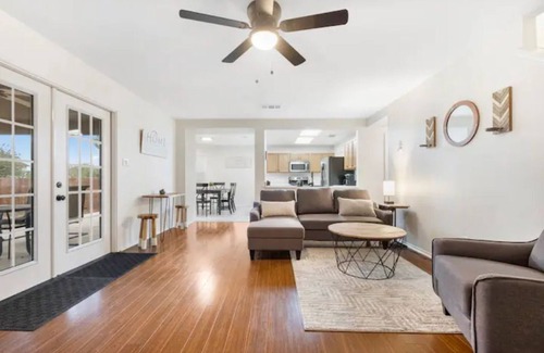 San Antonio House | Spacious home near theme parks & Lackland AFB BMT!