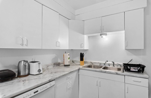 Detroit House | Spacious Home Newly Renovated Ideal for Long-Time Stays