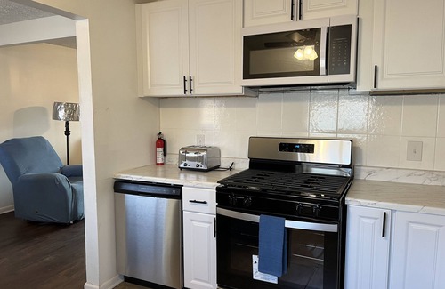 Columbus House | Spacious Home Sleeps 10, 3bdr, 2 bth, 7 minutes to downtown.