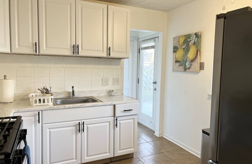 Columbus House | Spacious Home Sleeps 10, 3bdr, 2 bth, 7 minutes to downtown.