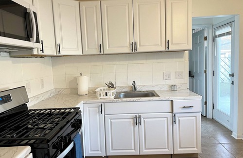 Columbus House | Spacious Home Sleeps 10, 3bdr, 2 bth, 7 minutes to downtown.