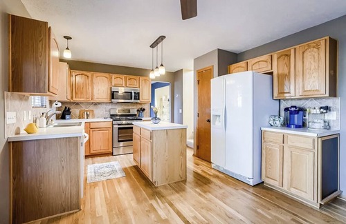McArdle House | Spacious home w/Playground: Patio, BBQ, WiFi in charming Omaha