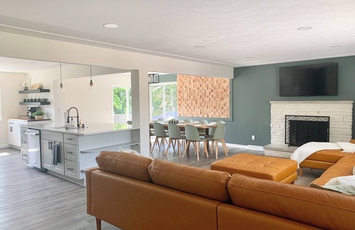 Lamar Heights Area House | Spacious home w/raised deck, covered patio, fire pit, games, centrally located