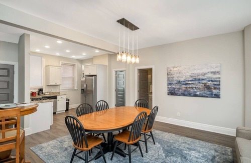 Mount Auburn House | SPACIOUS home with 5 bedrooms, 4 bathrooms