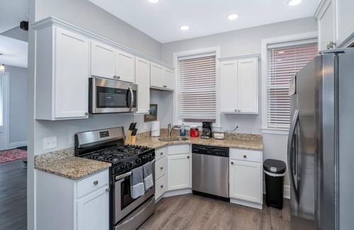 Mount Auburn House | SPACIOUS home with 5 bedrooms, 4 bathrooms