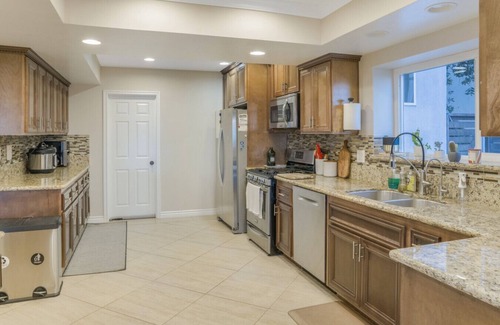Lomita House | Spacious Home with Amazing Skyline & Mountain Views