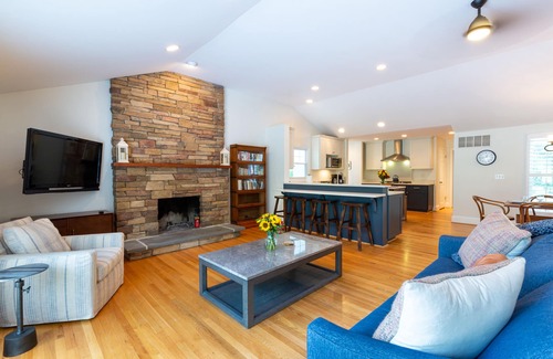 Annapolis House | Spacious home with an outdoor pool, screened porch, washer/dryer & central AC