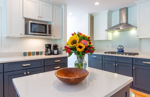 Annapolis House | Spacious home with an outdoor pool, screened porch, washer/dryer & central AC