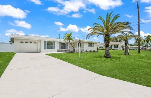 Bayshore Gardens House | Spacious home With Heated Pool 3 miles from IMG!