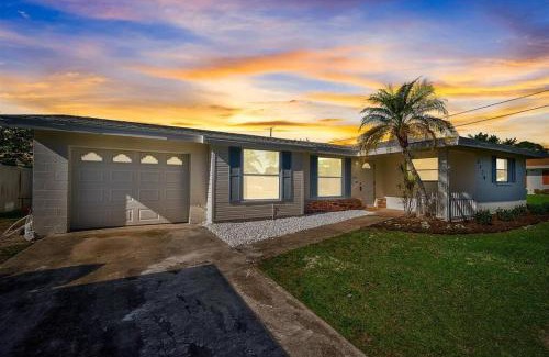 Bayshore Gardens House | Spacious home With Heated Pool 3 miles from IMG!